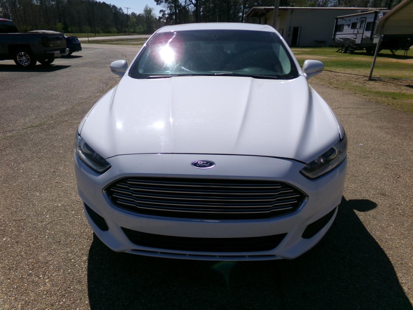 2015 White /Black Ford Fusion SE (1FA6P0H70F5) with an 2.5L L4 DOHC 16V engine, automatic transmission, located at 401 First NE, Bearden, AR, 71720, (870) 687-3414, 33.726528, -92.611519 - Photo#21